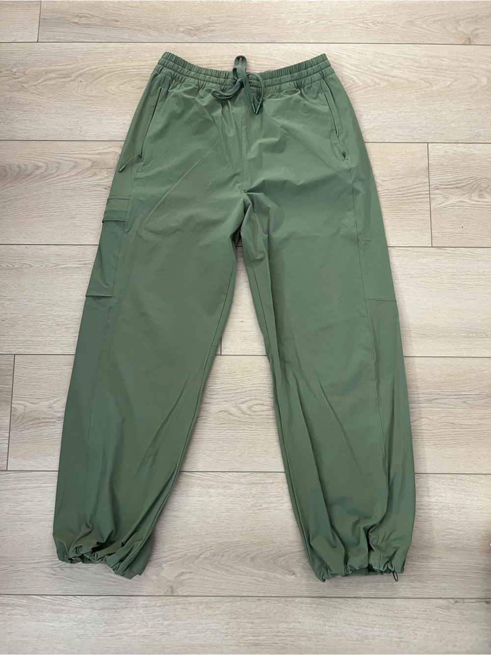NWOT Beyond Yoga Olive Drawstring Cargo Joggers